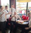 Independent: самый пожилой в Европе сотрудник McDonald's отметил 90-летие на работе