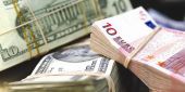 В РФ доллар и евро немного подешевели к рублю