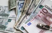  Курс евро превысил 57 рублей, доллар поднялся до 52,44 рубля
