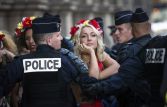 Участницы Femen попытались помешать Марин Ле Пен возложить цветы к памятнику Жанны д'Арк