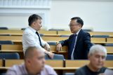 Первый зампред Кабмина Кыргызстана Адылбек Касымалиев поручил усилить работу по внедрению безналичных платежей