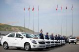Глава Кабмина Адылбек Касымалиев передал энергетикам Кыргызстана ключи от новой техники отечественного производства