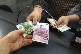 Официальный курс доллара понижен до 35,93 рубля, курс евро - до 49,73 рубля