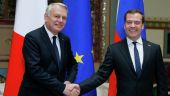 Медведев проводит встречу с премьером Франции