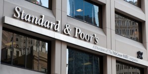 S&P снижало рейтинги в три раза чаще, чем повышало