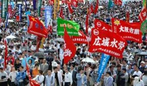 Десятки тысяч людей вышли на ежегодные первомайские демонстрации в Японии