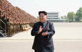 Лидер КНДР Ким Чен Ын принимает парад в Пхеньяне по случаю 70-летия Трудовой партии Кореи