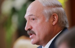 Лукашенко: неправильно, когда Нобелевский лауреат "льет грязь" на свою страну