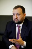 Бывший глава украинского правительства: миллионы людей на Украине стали "лишними людьми"