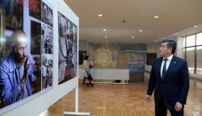 Президент Сооронбай Жээнбеков посетил Музей изобразительных искусств и Театр оперы и балета
