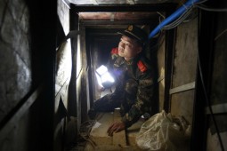 Полиция Китая обнаружила 40-метровый тоннель, прорытый контрабандистами в Гонконг