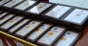 Сооронбай Жээнбеков вручил золотые сертификаты выпускникам школ