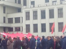 В Минске состоялась церемония возложения цветов к памятнику Ленину