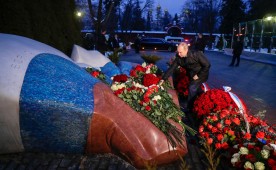 Владимир Путин возложил цветы на могиле Бориса Ельцина