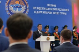 Президент Кыргызстана почтил память погибших в пограничном конфликте с Таджикистаном