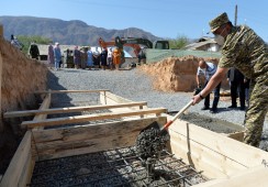 В Баткенской области начато строительство домов для семей погибших в ходе конфликта на кыргызско-таджикской границе