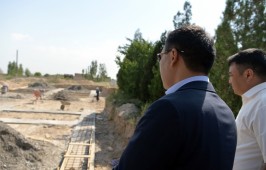 Президент Кыргызстана Садыр Жапаров ознакомился с ходом восстановления инфраструктуры села Максат Лейлекского района