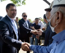 Президент Кыргызстана заложил капсулу под новую школу в Лейлекском районе