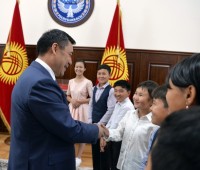 Садыр Жапаров в Международный день защиты детей встретился с детьми из малообеспеченных семей