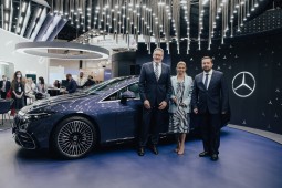 Российская премьера первого электрического седана класса «люкс» EQS состоялась на ПМЭФ- 2021