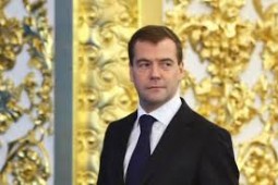 Медведева в Москве попытаются накормить литовской "химической" молочной продукцией 