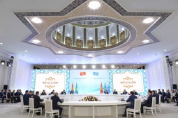 Глава Кабмина Акылбек Жапаров выступил на кыргызско-казахском межрегиональном форуме