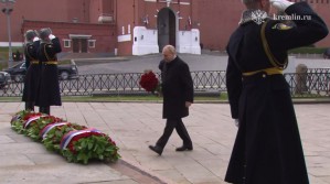 Владимир Путин возложил цветы к памятнику Минину и Пожарскому