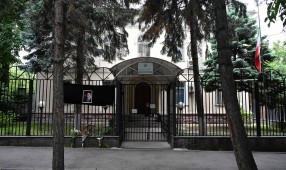 Глава Кабмина Акылбек Жапаров посетил посольство Ирана и оставил запись в книге соболезнований
