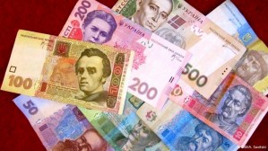 Capital Economics: украинская валюта может ослабнуть еще на 10-15%