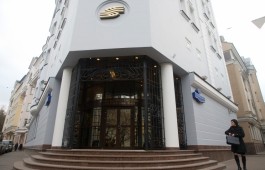 Российские биржевые индексы резко сменили рост падением на 2% после сообщений о Крыме