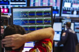 Российские биржевые индексы начали расти после первоначального падения