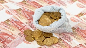 Рубль в начале дня умеренно снижался, корзина вышла к 43 рублям